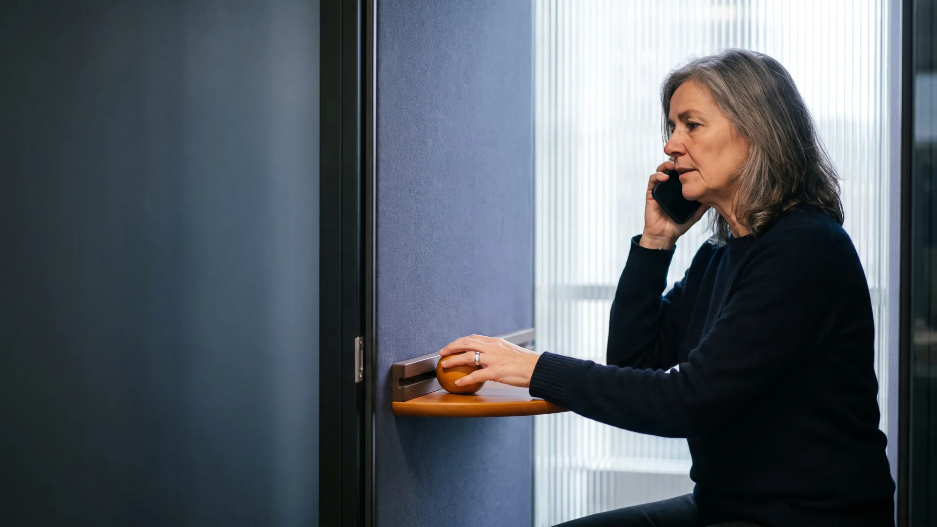 Twee professionals nemen in een rustige werkruimte een verzuimdossier en vervolgstappen door.