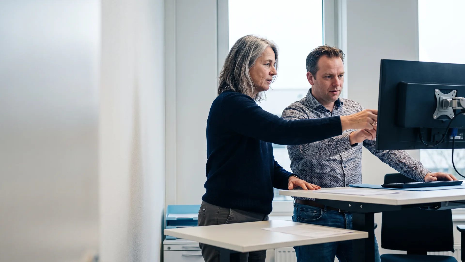 Collega’s maken tijdens een werkdag samen ruimte voor beweging en een gezond gesprek.